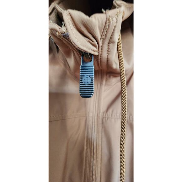 Lululemon Relaxed Fit Rain Shell Jacket Womens Medium Beige Camel Drawstring S/P - Picture 11 of 16